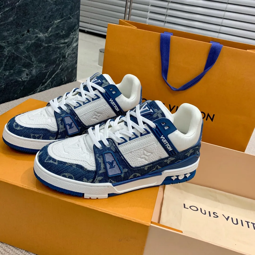 👟👟Ex-factory price 840👟👟 Women's Shoes Factory Purchasing Level ✈️ LV Trainer Latest series of couple's sports shoes Super handsome denim new style, great-looking ~ A must-have item for fashionistas The upper is the top embossed grained calfskin in the market Original open molded T👟👟Ex-factory price U outsole, texture is the same as the original version Please look for our quality Please pay attention to distinguish the currency materials on the market Men's size: 39-45 Women's size: 35-40 ⚠️Full set of packaging (exclusive z👟👟factory price level anti-theft buckle cannot be sold once disassembled)
